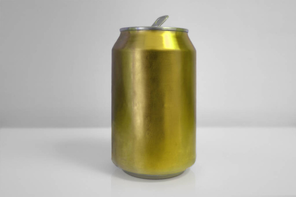 Алюмінієва жовта сода може над білим тлом
 - Фото, зображення