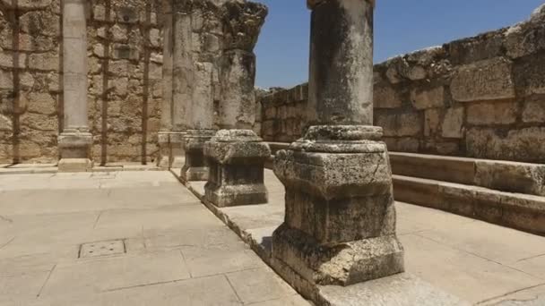 Caminando entre pilares en la hermosa sinagoga
 - Metraje, vídeo