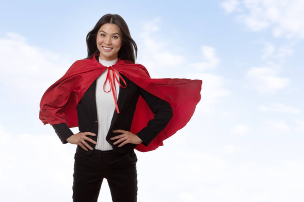 ビジネスの女性のスーパー ヒーローのケープを着てスタジオで撮影 - 写真・画像
