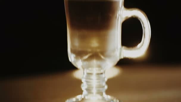 Latte macchiato σε ποτήρι, κοντινό πλάνο - Πλάνα, βίντεο