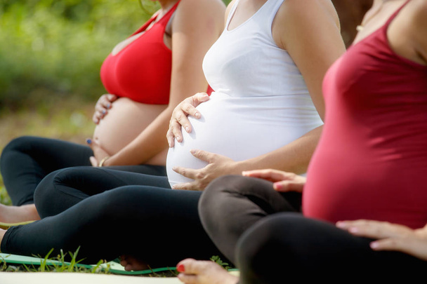 Schwangere im Pränatalunterricht berühren Bauch - Foto, Bild