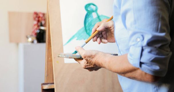 Σχολείο τέχνης ηλικιωμένων λαμβάνοντας τάξη μάθηση να ζωγραφίζει - Φωτογραφία, εικόνα