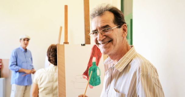 Vieil homme peinture heureux seniors à l'école d'art
 - Photo, image