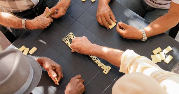 Alte Männer spielen aus Spaß Domino - Foto, Bild
