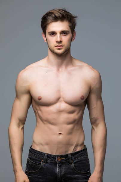 männliche Fitness-Modell mit sexy muskulösen Körper Porträt schöner heißer junger Mann mit fit athletischen Körper - Foto, Bild