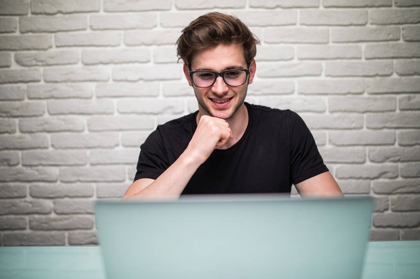 hombre usando el ordenador portátil mientras está sentado en su moderno lugar de coworking concepto de negocio
 - Foto, imagen