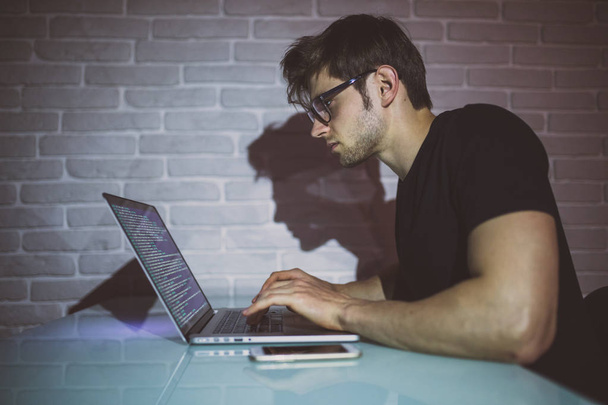 Guapo joven programador trabajando en casa tarde en la noche
 - Foto, Imagen