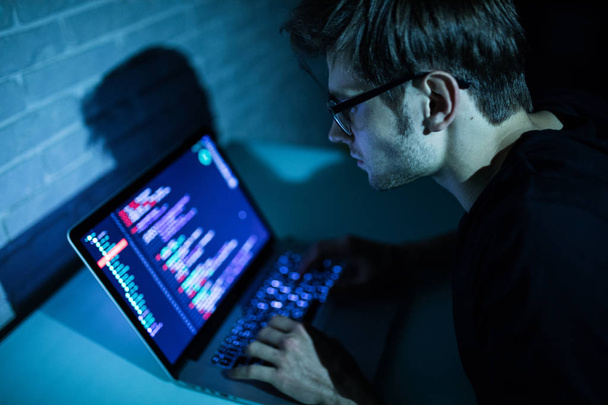 Хакер намагається порушити безпеку комп'ютерної системи пошуку в Інтернеті
  - Фото, зображення