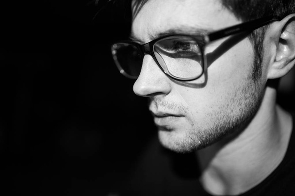 Szoftver fejlesztő tükörképe a szemüvegét, éjjel a laptop kódolás - Fotó, kép