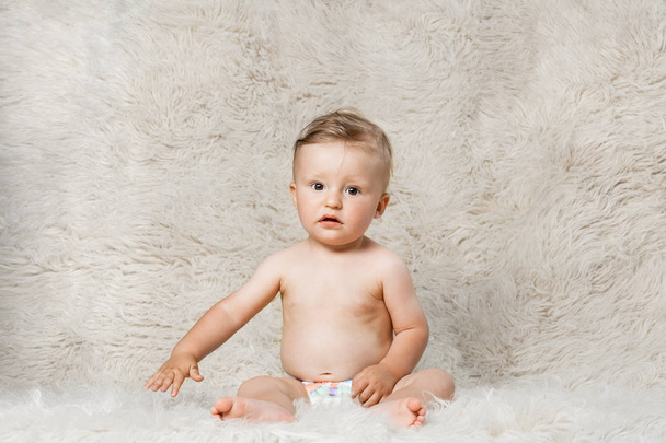 baby boy on shaggy woolen homemade blanket - Foto, afbeelding