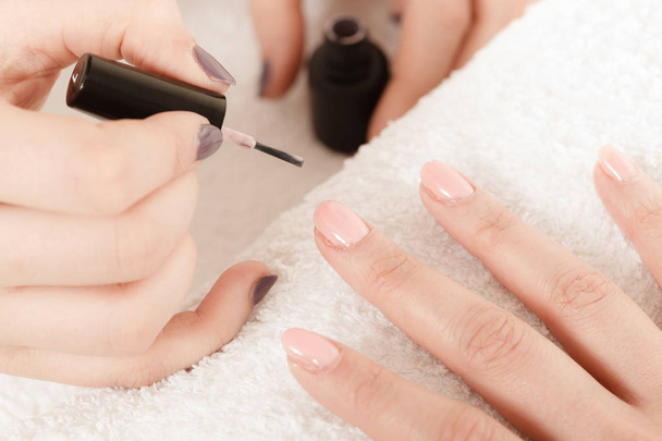 Woman in beauty salon getting manicure done. - Fotoğraf, Görsel