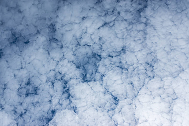 Fehér a cirrocumulus felhő a kék ég. - Fotó, kép