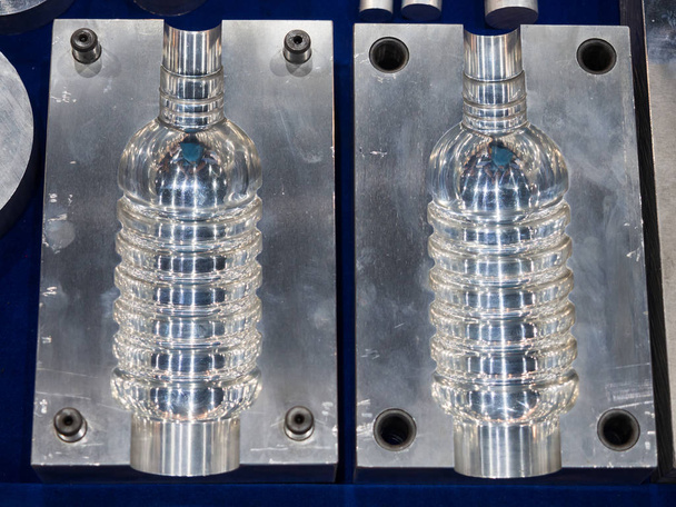 Wysokiej technologii plastikowej butelki produkcji przemysłowej - Zdjęcie, obraz
