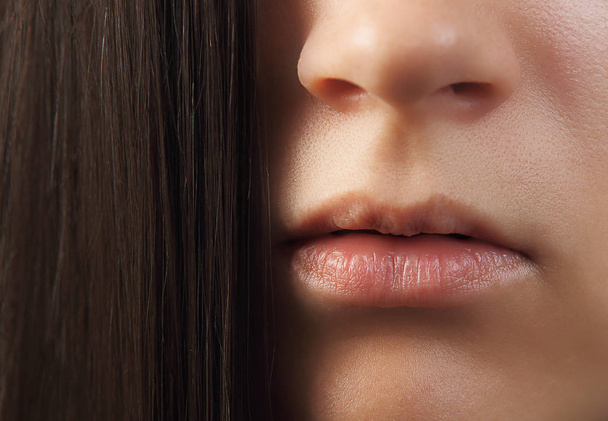 Labios de mujer sin maquillaje
 - Foto, imagen