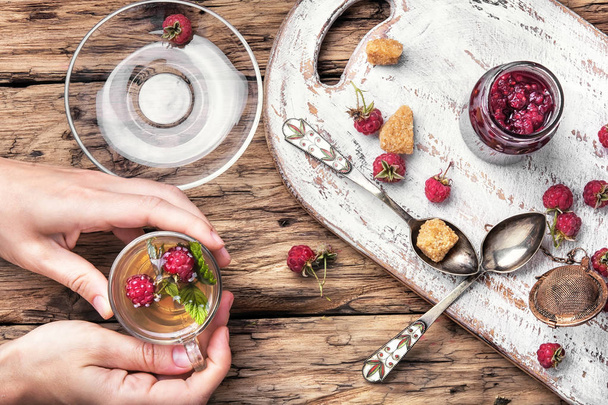 Чай с малиной
 - Фото, изображение