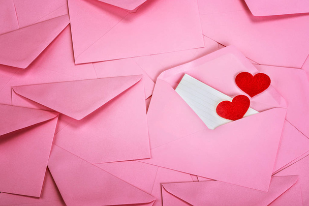 Detailní záběr Stohovatelná růžové obálky a poštovní dopis papíru a - Fotografie, Obrázek