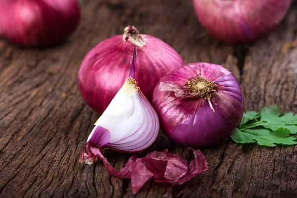 Close up of the  sliced red onion and whole bulb onion on a wood - Foto, immagini