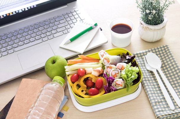 Detailní záběr zelený oběd box na pracovišti pracovního stolu, léčení - Fotografie, Obrázek