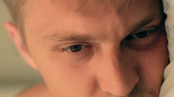 Mann öffnet Augen in Großaufnahme - Filmmaterial, Video