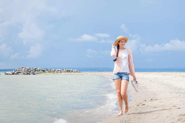 Жінка ходить морем
 - Фото, зображення