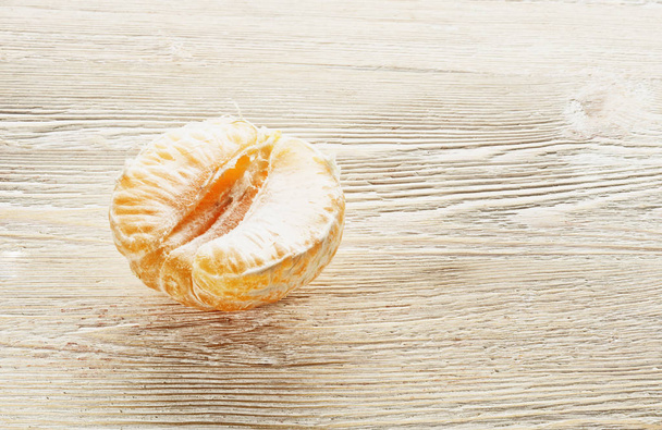 Narancs feküdt egy fából készült asztal - Fotó, kép