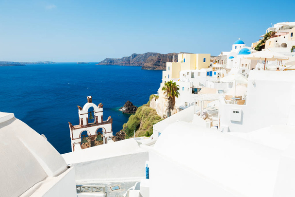 Fehér építészet Santorini szigeten, Görögország.  - Fotó, kép