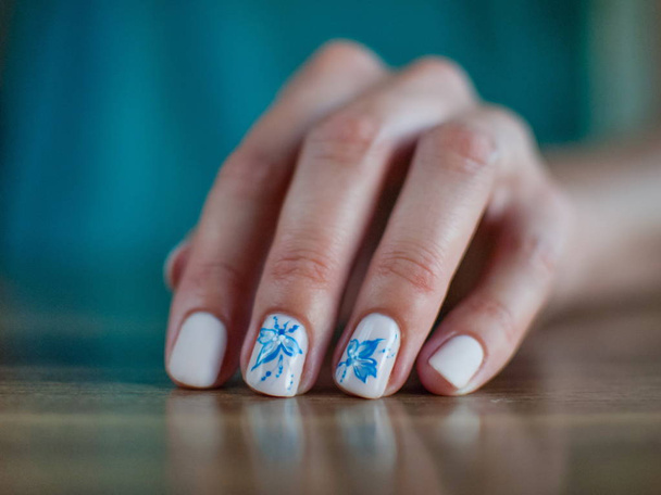 Las uñas en los dedos están coloreadas con barniz
 - Foto, Imagen