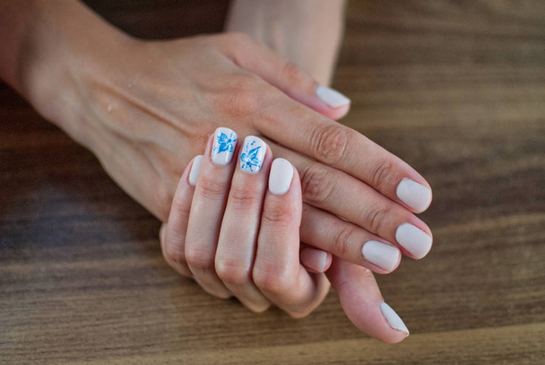 Las uñas en los dedos están coloreadas con barniz
 - Foto, Imagen