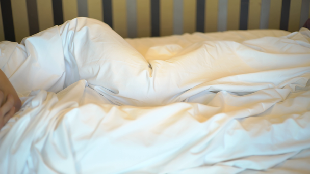 4k fiatal pár alszik az ágyban, csukott szemmel - Felvétel, videó