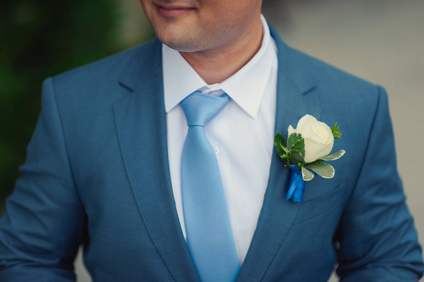 Le marié en costume corrige une cravate. Accessoires de Groom
 - Photo, image