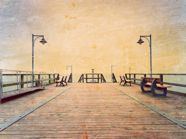 Επίδραση της ταινίας. Φθινόπωρο misty πρωί στην ξύλινη προβλήτα, πάνω στη θάλασσα. Κατάθλιψη, σκοτεινή ατμόσφαιρα. Τουριστική mole, υγρό ξύλινο πάτωμα πάνω στη θάλασσα.  - Φωτογραφία, εικόνα
