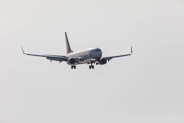 FARO, PORTUGAL - 18 июня 2017 года: Airberlin Рейсы посадки самолета на Faro International Airport
.  - Фото, изображение
