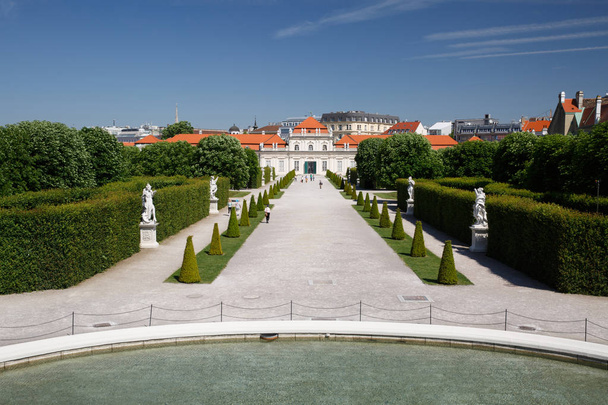 Schöne Aussicht auf den Garten und den unteren Belvedere-Palast. Vie - Foto, Bild