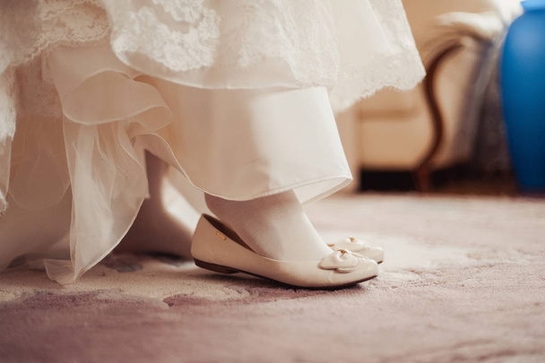 Novia poniéndose zapatos de boda
 - Foto, imagen