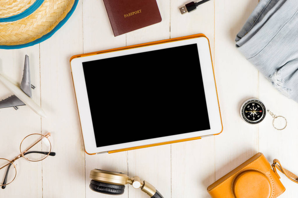 leeres Tablet umgeben von sommerlicher Reiseausrüstung - Foto, Bild