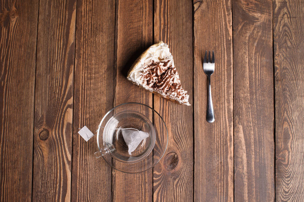cake with tea on wooden desk - Foto, Imagem