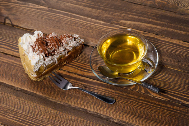 cake with tea on wooden desk - Fotografie, Obrázek
