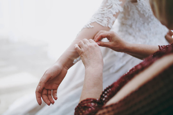 Τα χέρια και τα πόδια της νύφης. Κινηματογραφήσεις σε πρώτο πλάνο, μαζί τα χέρια, δάχτυλα - Φωτογραφία, εικόνα