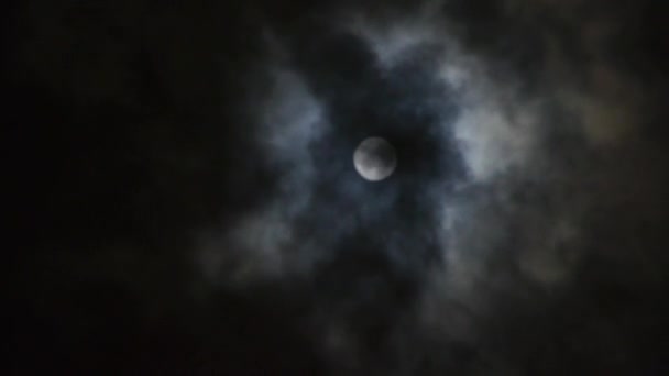 time-lapse, volle maan op bewolkte hemel, Nachtvlucht over wolken. - Video