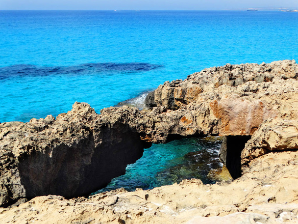 felsige Küstenlandschaft Mittelmeer Zypern Insel  - Foto, Bild