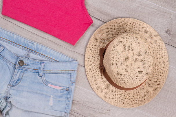Růžový top, džínové šortky a slaměný klobouk. - Fotografie, Obrázek