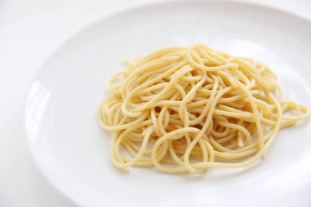 Elszigetelt fehér háttér a spagetti tészta - Fotó, kép