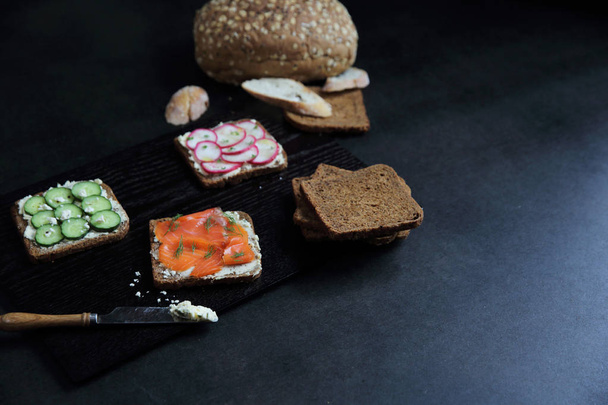 Szendvics kenyér gabonafélék füstölt lazac cékla és uborka  - Fotó, kép