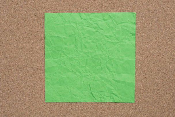 groene gevouwen papier opmerking over kurk achtergrond   - Foto, afbeelding
