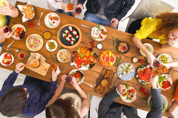 人が提供のテーブルのディナー パーティーで健康的な食事を食べる - 写真・画像