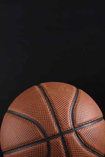 Siyah arka plan kopya alanı üzerinde eski basketbol topu - Fotoğraf, Görsel
