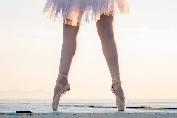 Балерина постановки на заході сонця - Фото, зображення
