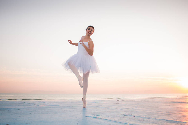 Baletka pózuje při západu slunce - Fotografie, Obrázek