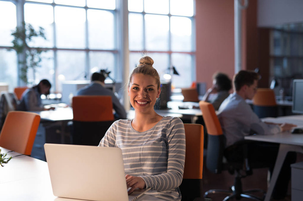 businesswoman using a laptop in startup office - Foto, Bild