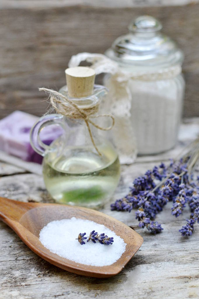 natürliche Zutaten für hausgemachtes Körpersalz-Peeling mit Lavendel  - Foto, Bild
